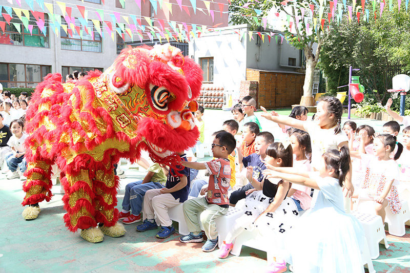 9月1日,为让孩子们感受成长的美好,翠成幼儿园以“以德润心-快乐成长”为主题开展了系列游戏和体验活动。幼儿园给孩子们带来了精彩的舞狮表演,孩子们近距离了解和接触“舞”狮、体验舞狮表演、和“舞”狮做游戏,多方式了解、感受传统文化的魅力,让传统文化焕发出新的活力。图为舞狮表演。北京市朝阳区教委供图