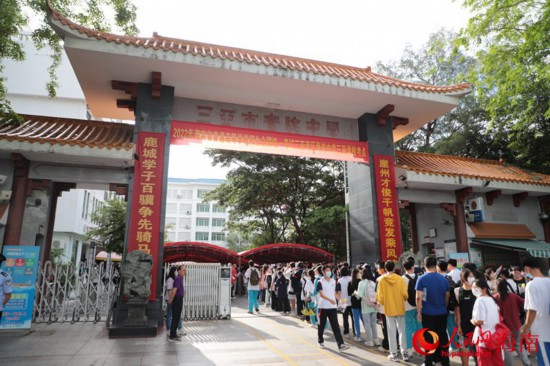 海南中学三亚学校考点考生有序入场。金年会 牛良玉摄