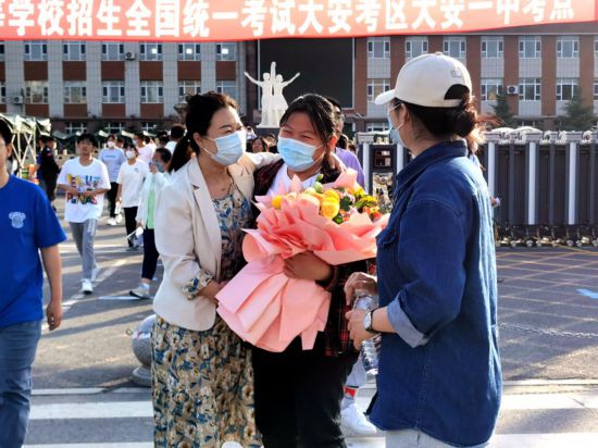 家长送上鲜花祝贺孩子高考结束。(白城市委宣传部供图)