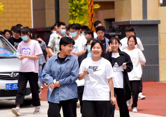 考生面带笑容走出考场。(辉南县委宣传部供图)