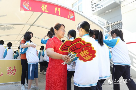 67һ磬۰ѧʦڸͬѧǼ͹ľ 